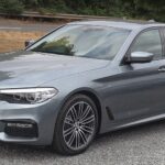 BMW G30 sedan przed liftingiem, widok od przodu – zdjęcie poglądowe