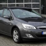 Opel Astra J przed liftingiem, widok od przodu – zdjęcie poglądowe