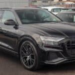 Klosz do reflektora lampy Audi Q8 (2018 - 2023) 2 Audi Q8 pierwszej generacji, widok od przodu – zdjęcie poglądowe